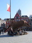 840579 Afbeelding van het metalen beeldhouwwerk 'Ode aan het varken' van Jantien Mook, met publiek zittend onder het ...